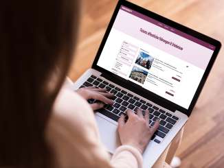 Eine Frau schaut auf einem Laptop auf schaffhauserland.ch einen Online-Shop für öffentliche Führungen und Erlebnisse an.