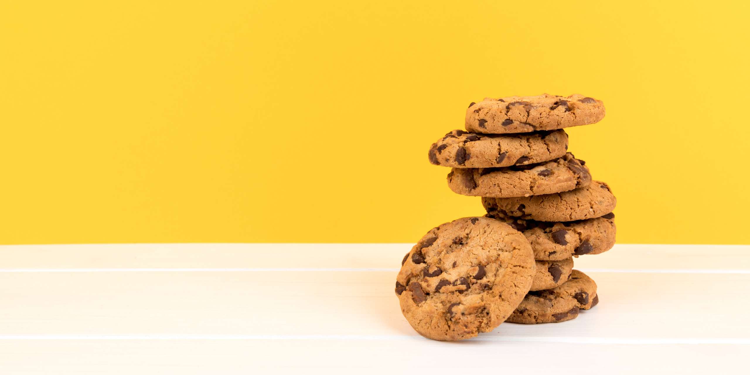 Ein Stapel mit Chocolate Chip Cookies.