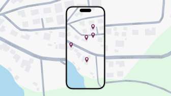 Ausschnitt aus einer Google Maps Karte. Drüber liegt ein Handy mit der selben Karte und fünf eingezeichneten Standorten.